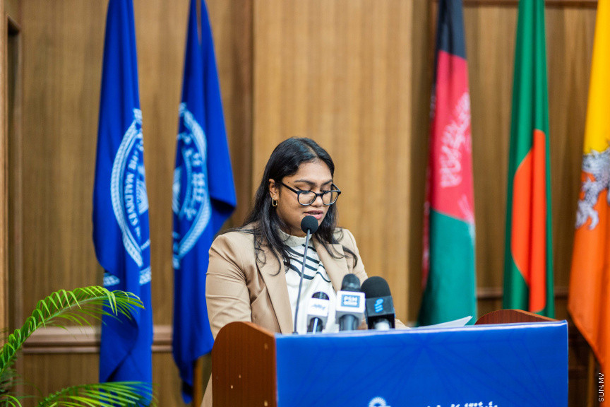 ގައުމީ ޔުނިވާސިޓީގެ ޕޮލިކަލް ސައިންގެ ދަރިވަރުން ބޭއްވި މޮޑެލް ސާކްސަމިޓްގެ ތެރެއިން --- ސަން ފޮޓޯ/ އިބްރާހީމް ޝަމްވީލް