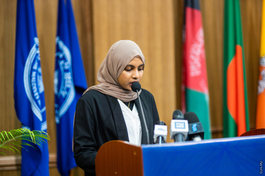 ގައުމީ ޔުނިވާސިޓީގެ ޕޮލިކަލް ސައިންގެ ދަރިވަރުން ބޭއްވި މޮޑެލް ސާކްސަމިޓްގެ ތެރެއިން --- ސަން ފޮޓޯ/ އިބްރާހީމް ޝަމްވީލް