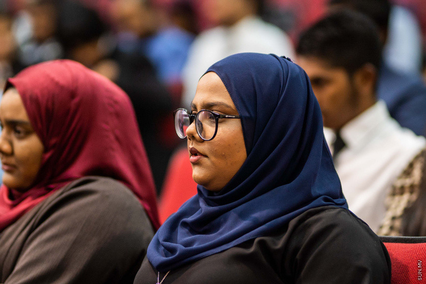 ގައުމީ ޔުނިވާސިޓީގެ ޕޮލިކަލް ސައިންގެ ދަރިވަރުން ބޭއްވި މޮޑެލް ސާކްސަމިޓްގެ ތެރެއިން --- ސަން ފޮޓޯ/ އިބްރާހީމް ޝަމްވީލް