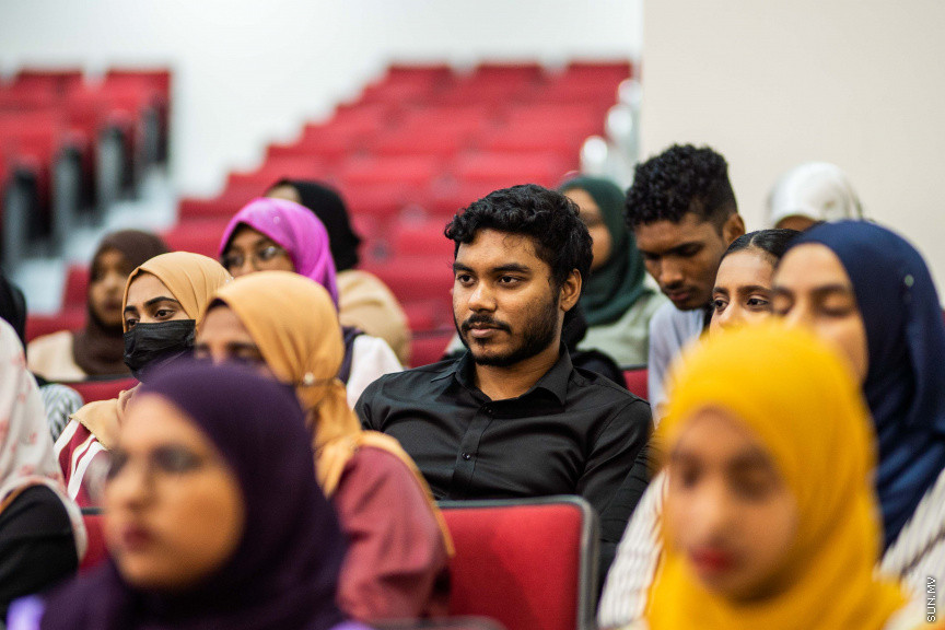ގައުމީ ޔުނިވާސިޓީގެ ޕޮލިކަލް ސައިންގެ ދަރިވަރުން ބޭއްވި މޮޑެލް ސާކްސަމިޓްގެ ތެރެއިން --- ސަން ފޮޓޯ/ އިބްރާހީމް ޝަމްވީލް