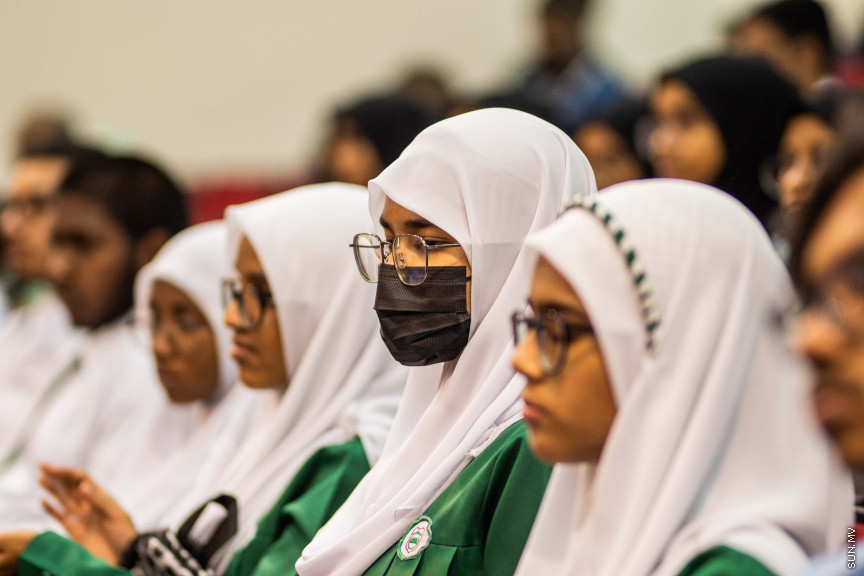 ގައުމީ ޔުނިވާސިޓީގެ ޕޮލިކަލް ސައިންގެ ދަރިވަރުން ބޭއްވި މޮޑެލް ސާކްސަމިޓްގެ ތެރެއިން --- ސަން ފޮޓޯ/ އިބްރާހީމް ޝަމްވީލް