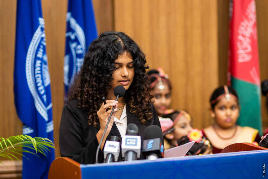 ގައުމީ ޔުނިވާސިޓީގެ ޕޮލިކަލް ސައިންގެ ދަރިވަރުން ބޭއްވި މޮޑެލް ސާކްސަމިޓްގެ ތެރެއިން --- ސަން ފޮޓޯ/ އިބްރާހީމް ޝަމްވީލް