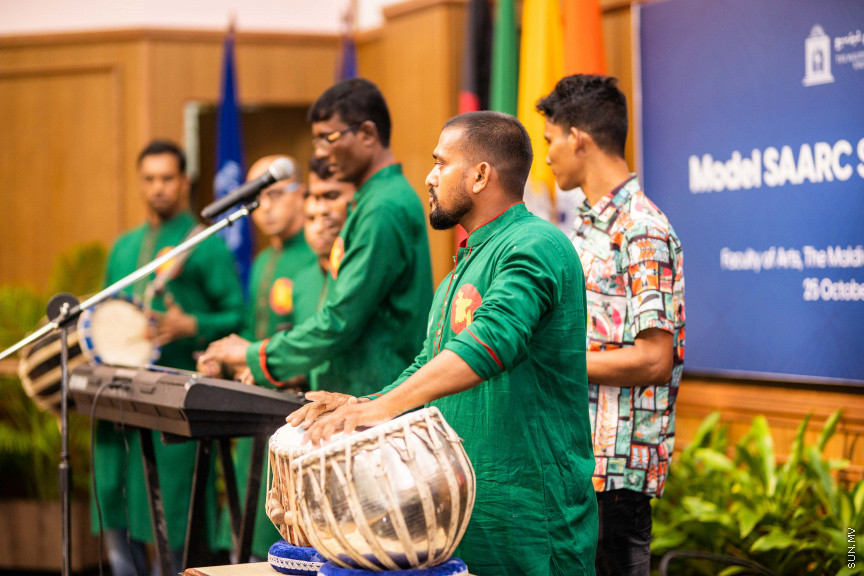 ގައުމީ ޔުނިވާސިޓީގެ ޕޮލިކަލް ސައިންގެ ދަރިވަރުން ބޭއްވި މޮޑެލް ސާކްސަމިޓްގެ ތެރެއިން --- ސަން ފޮޓޯ/ އިބްރާހީމް ޝަމްވީލް
