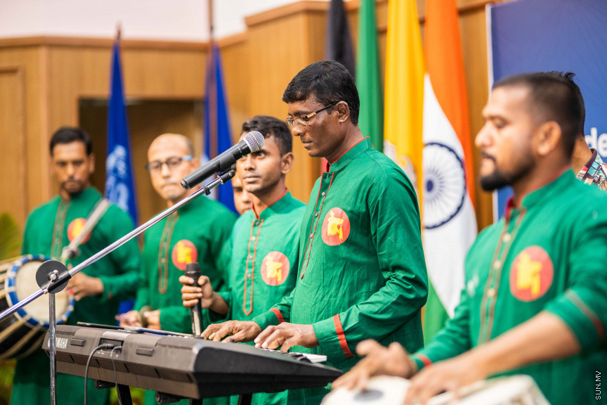 ގައުމީ ޔުނިވާސިޓީގެ ޕޮލިކަލް ސައިންގެ ދަރިވަރުން ބޭއްވި މޮޑެލް ސާކްސަމިޓްގެ ތެރެއިން --- ސަން ފޮޓޯ/ އިބްރާހީމް ޝަމްވީލް