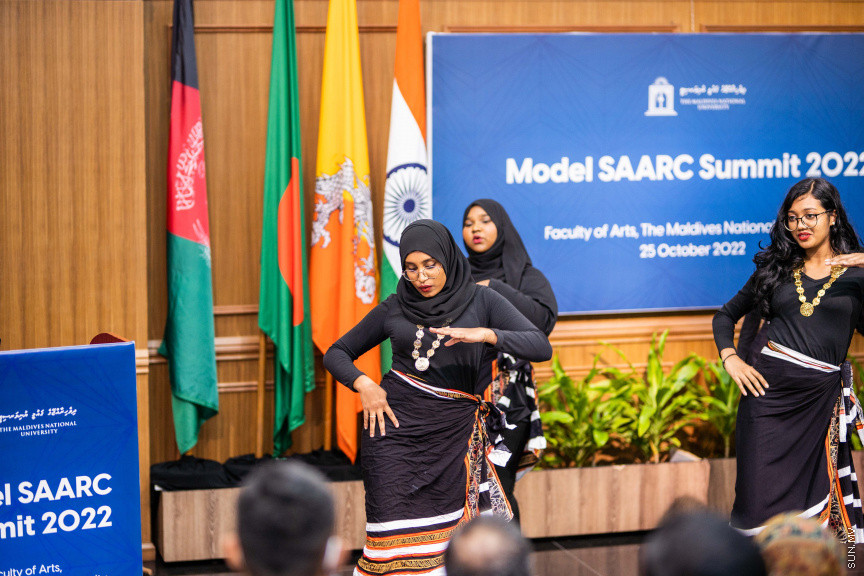 ގައުމީ ޔުނިވާސިޓީގެ ޕޮލިކަލް ސައިންގެ ދަރިވަރުން ބޭއްވި މޮޑެލް ސާކްސަމިޓްގެ ތެރެއިން --- ސަން ފޮޓޯ/ އިބްރާހީމް ޝަމްވީލް