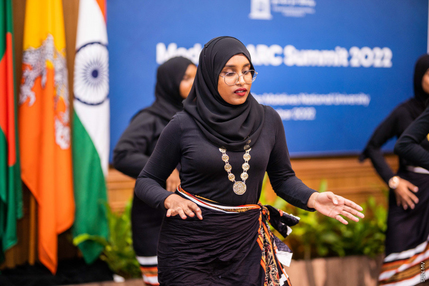 ގައުމީ ޔުނިވާސިޓީގެ ޕޮލިކަލް ސައިންގެ ދަރިވަރުން ބޭއްވި މޮޑެލް ސާކްސަމިޓްގެ ތެރެއިން --- ސަން ފޮޓޯ/ އިބްރާހީމް ޝަމްވީލް