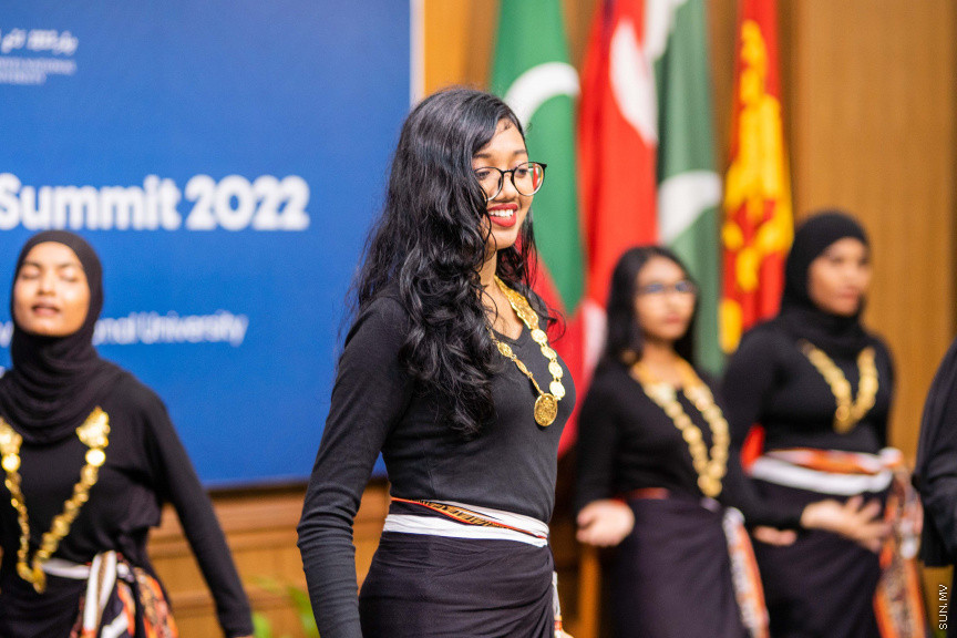 ގައުމީ ޔުނިވާސިޓީގެ ޕޮލިކަލް ސައިންގެ ދަރިވަރުން ބޭއްވި މޮޑެލް ސާކްސަމިޓްގެ ތެރެއިން --- ސަން ފޮޓޯ/ އިބްރާހީމް ޝަމްވީލް