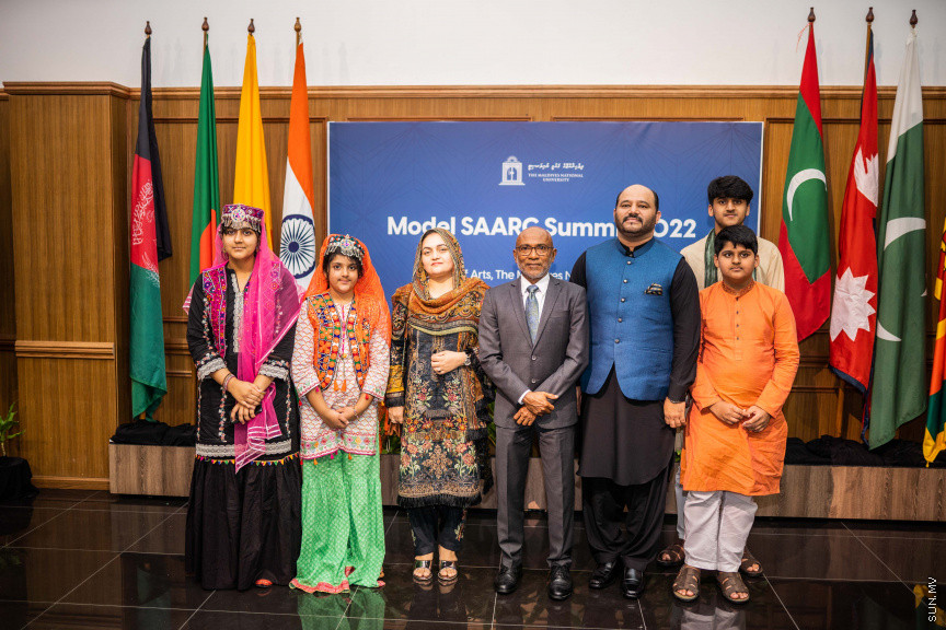 ގައުމީ ޔުނިވާސިޓީގެ ޕޮލިކަލް ސައިންގެ ދަރިވަރުން ބޭއްވި މޮޑެލް ސާކްސަމިޓްގެ ތެރެއިން --- ސަން ފޮޓޯ/ އިބްރާހީމް ޝަމްވީލް