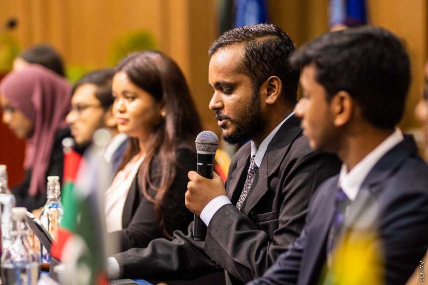 ގައުމީ ޔުނިވާސިޓީގެ ޕޮލިކަލް ސައިންގެ ދަރިވަރުން ބޭއްވި މޮޑެލް ސާކްސަމިޓްގެ ތެރެއިން --- ސަން ފޮޓޯ/ އިބްރާހީމް ޝަމްވީލް