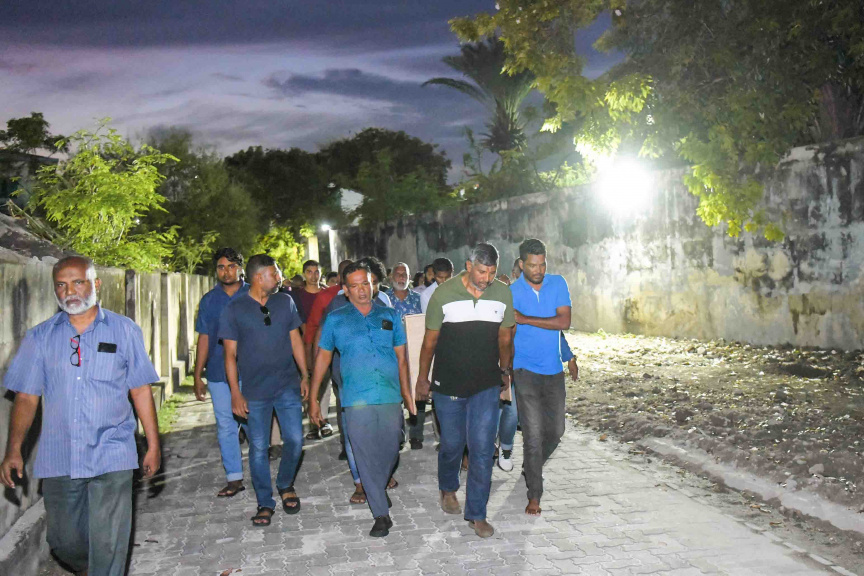 ފުލުހުންގެ ބެލުމުގެ ދަށުގައި ހުއްޓައި މަރުވި އަބްދުﷲ ރަޝީދުގެ ޖަނާޒާގެ ތެރެއިން --- ސަން ފޮޓޯ/ އިބްރާހީމް ޝަމްވީލް