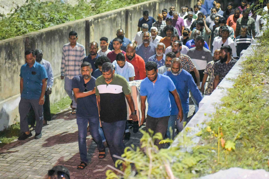 ފުލުހުންގެ ބެލުމުގެ ދަށުގައި ހުއްޓައި މަރުވި އަބްދުﷲ ރަޝީދުގެ ޖަނާޒާގެ ތެރެއިން --- ސަން ފޮޓޯ/ އިބްރާހީމް ޝަމްވީލް