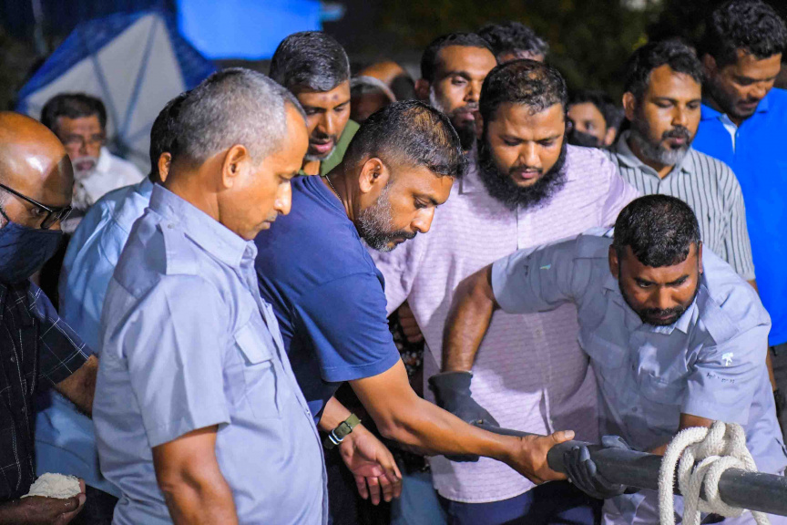 ފުލުހުންގެ ބެލުމުގެ ދަށުގައި ހުއްޓައި މަރުވި އަބްދުﷲ ރަޝީދުގެ ޖަނާޒާގެ ތެރެއިން --- ސަން ފޮޓޯ/ އިބްރާހީމް ޝަމްވީލް