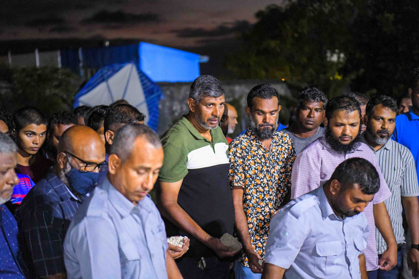 ފުލުހުންގެ ބެލުމުގެ ދަށުގައި ހުއްޓައި މަރުވި އަބްދުﷲ ރަޝީދުގެ ޖަނާޒާގެ ތެރެއިން --- ސަން ފޮޓޯ/ އިބްރާހީމް ޝަމްވީލް