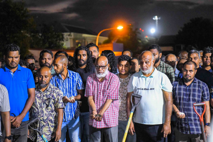 ފުލުހުންގެ ބެލުމުގެ ދަށުގައި ހުއްޓައި މަރުވި އަބްދުﷲ ރަޝީދުގެ ޖަނާޒާގެ ތެރެއިން --- ސަން ފޮޓޯ/ އިބްރާހީމް ޝަމްވީލް