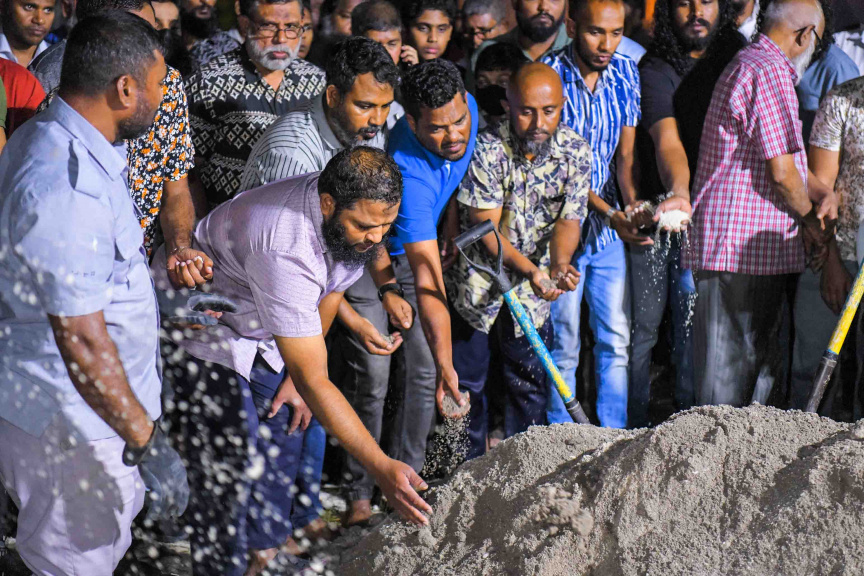 ފުލުހުންގެ ބެލުމުގެ ދަށުގައި ހުއްޓައި މަރުވި އަބްދުﷲ ރަޝީދުގެ ޖަނާޒާގެ ތެރެއިން --- ސަން ފޮޓޯ/ އިބްރާހީމް ޝަމްވީލް