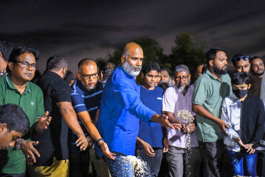 ފުލުހުންގެ ބެލުމުގެ ދަށުގައި ހުއްޓައި މަރުވި އަބްދުﷲ ރަޝީދުގެ ޖަނާޒާގެ ތެރެއިން --- ސަން ފޮޓޯ/ އިބްރާހީމް ޝަމްވީލް