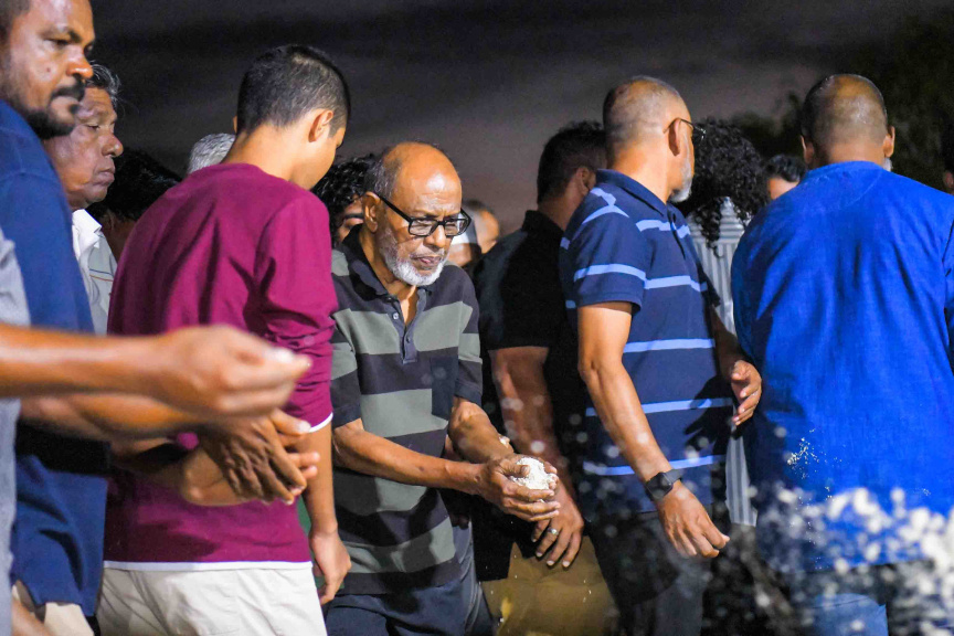 ފުލުހުންގެ ބެލުމުގެ ދަށުގައި ހުއްޓައި މަރުވި އަބްދުﷲ ރަޝީދުގެ ޖަނާޒާގެ ތެރެއިން --- ސަން ފޮޓޯ/ އިބްރާހީމް ޝަމްވީލް