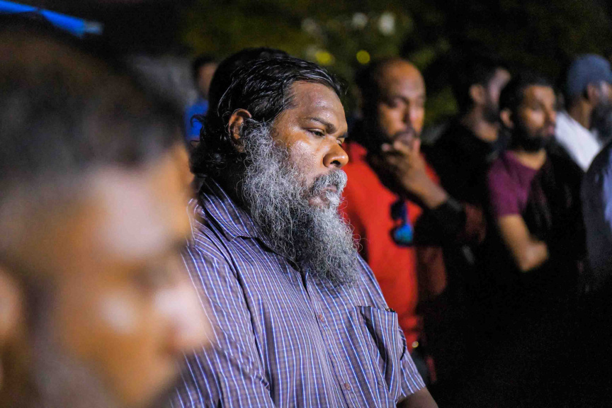 ފުލުހުންގެ ބެލުމުގެ ދަށުގައި ހުއްޓައި މަރުވި އަބްދުﷲ ރަޝީދުގެ ޖަނާޒާގެ ތެރެއިން --- ސަން ފޮޓޯ/ އިބްރާހީމް ޝަމްވީލް