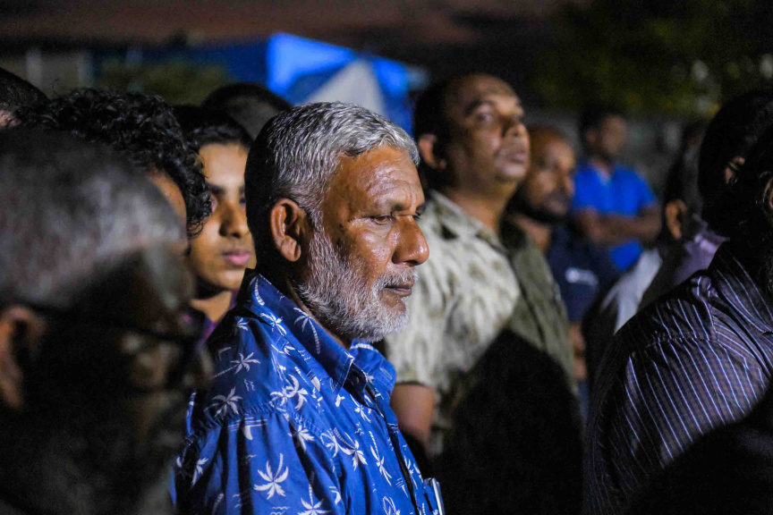 ފުލުހުންގެ ބެލުމުގެ ދަށުގައި ހުއްޓައި މަރުވި އަބްދުﷲ ރަޝީދުގެ ޖަނާޒާގެ ތެރެއިން --- ސަން ފޮޓޯ/ އިބްރާހީމް ޝަމްވީލް