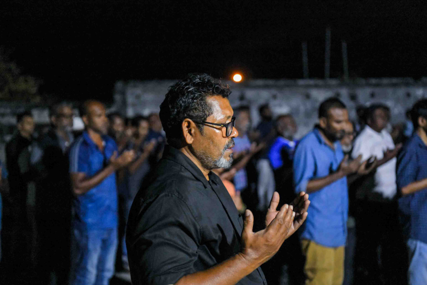 ފުލުހުންގެ ބެލުމުގެ ދަށުގައި ހުއްޓައި މަރުވި އަބްދުﷲ ރަޝީދުގެ ޖަނާޒާގެ ތެރެއިން --- ސަން ފޮޓޯ/ އިބްރާހީމް ޝަމްވީލް