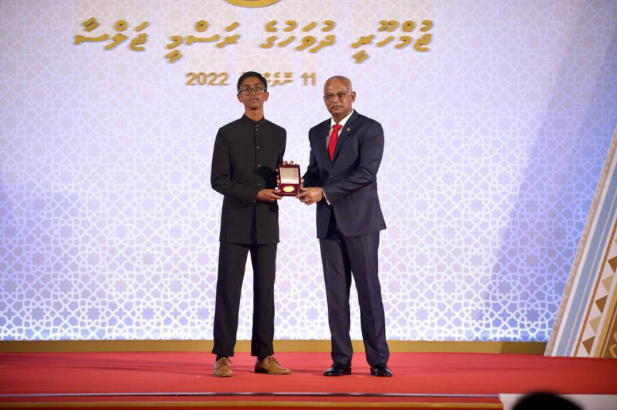 ކީރިތިޤުރުއާން ހިތުދަސްކުރި ކުއްޖަކަށް ރައީސް އިބްރާހީމް މުހައްމަދު ޞާލިޙް އިނާމު ދެއްވަނީ ---