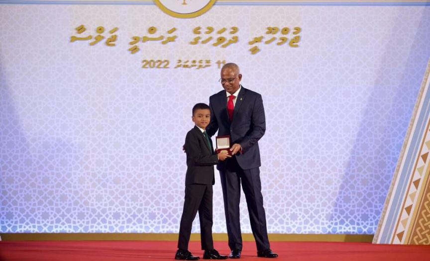 ކީރިތިޤުރުއާން ހިތުދަސްކުރި ކުއްޖަކަށް ރައީސް އިބްރާހީމް މުހައްމަދު ޞާލިޙް އިނާމު ދެއްވަނީ ---