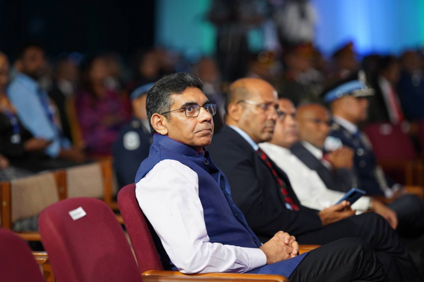 ޖުމްހޫރީ ދުވަސް ފާހަގަކުރުމަށް ރޭ ބޭއްވި ޖަލްސާގައި އިންޑިއާ އިން ރާއްޖެއަށް ކަނޑައަޅާފައި ހުންނަވާ ސަފީރު މުނޫ މަހާވަރު ---