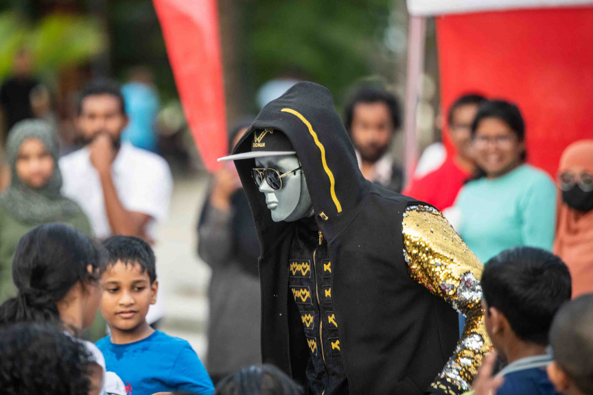 އާޓިފިޝަލް ބީޗްގައި ބޭއްވި އޭޑިކޭ ޖެނެރަލް ޓްރޭޑިން އިން ރާއްޖެއަށް އެތެރެކޮށް ވިއްކަމުންދާ "ލިޓިލް ލަޔަން" ބްރޭންޑުގެ ބިސްކޯދުގެ ރަހަ ބަލާލުމުގެ އިވެންޓުގެ ތެރެއިން --- ސަން ފޮޓޯ/ އިބްރާހީމް ޝަމްވީލް