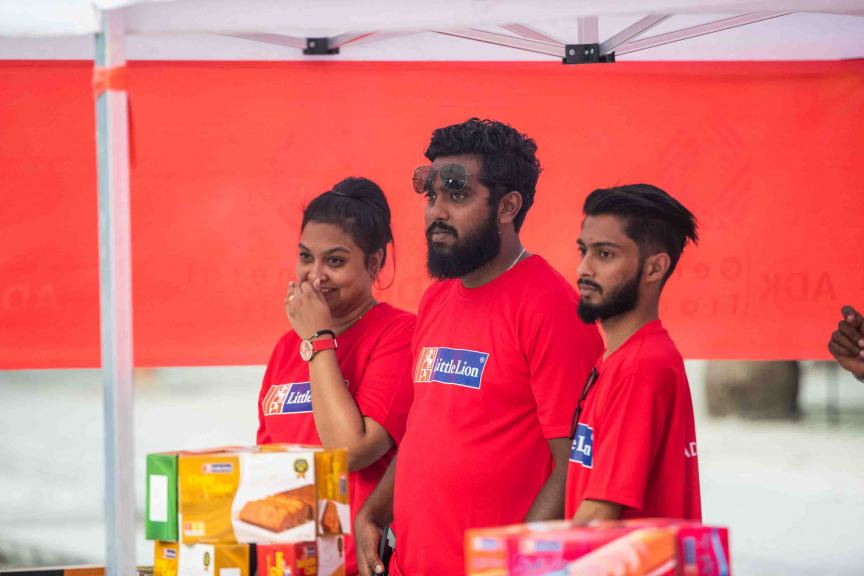 އާޓިފިޝަލް ބީޗްގައި ބޭއްވި އޭޑިކޭ ޖެނެރަލް ޓްރޭޑިން އިން ރާއްޖެއަށް އެތެރެކޮށް ވިއްކަމުންދާ "ލިޓިލް ލަޔަން" ބްރޭންޑުގެ ބިސްކޯދުގެ ރަހަ ބަލާލުމުގެ އިވެންޓުގެ ތެރެއިން --- ސަން ފޮޓޯ/ އިބްރާހީމް ޝަމްވީލް