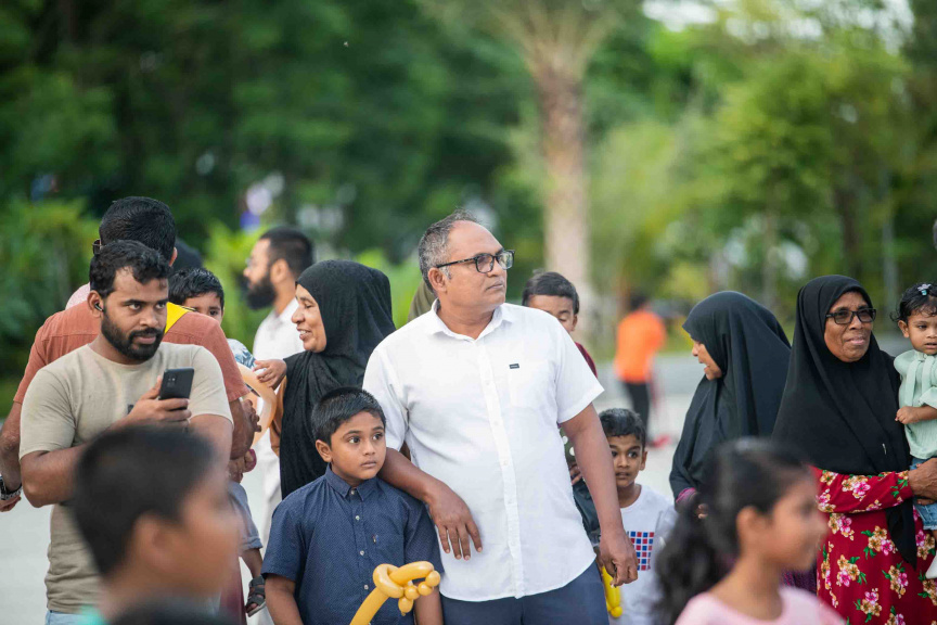 އާޓިފިޝަލް ބީޗްގައި ބޭއްވި އޭޑިކޭ ޖެނެރަލް ޓްރޭޑިން އިން ރާއްޖެއަށް އެތެރެކޮށް ވިއްކަމުންދާ "ލިޓިލް ލަޔަން" ބްރޭންޑުގެ ބިސްކޯދުގެ ރަހަ ބަލާލުމުގެ އިވެންޓުގެ ތެރެއިން --- ސަން ފޮޓޯ/ އިބްރާހީމް ޝަމްވީލް
