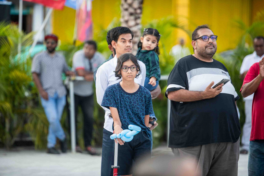 އާޓިފިޝަލް ބީޗްގައި ބޭއްވި އޭޑިކޭ ޖެނެރަލް ޓްރޭޑިން އިން ރާއްޖެއަށް އެތެރެކޮށް ވިއްކަމުންދާ "ލިޓިލް ލަޔަން" ބްރޭންޑުގެ ބިސްކޯދުގެ ރަހަ ބަލާލުމުގެ އިވެންޓުގެ ތެރެއިން --- ސަން ފޮޓޯ/ އިބްރާހީމް ޝަމްވީލް