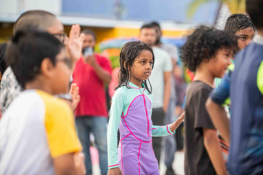 އާޓިފިޝަލް ބީޗްގައި ބޭއްވި އޭޑިކޭ ޖެނެރަލް ޓްރޭޑިން އިން ރާއްޖެއަށް އެތެރެކޮށް ވިއްކަމުންދާ "ލިޓިލް ލަޔަން" ބްރޭންޑުގެ ބިސްކޯދުގެ ރަހަ ބަލާލުމުގެ އިވެންޓުގެ ތެރެއިން --- ސަން ފޮޓޯ/ އިބްރާހީމް ޝަމްވީލް