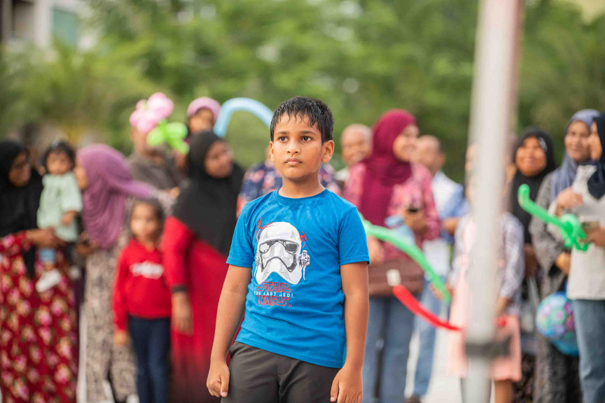 އާޓިފިޝަލް ބީޗްގައި ބޭއްވި އޭޑިކޭ ޖެނެރަލް ޓްރޭޑިން އިން ރާއްޖެއަށް އެތެރެކޮށް ވިއްކަމުންދާ "ލިޓިލް ލަޔަން" ބްރޭންޑުގެ ބިސްކޯދުގެ ރަހަ ބަލާލުމުގެ އިވެންޓުގެ ތެރެއިން --- ސަން ފޮޓޯ/ އިބްރާހީމް ޝަމްވީލް