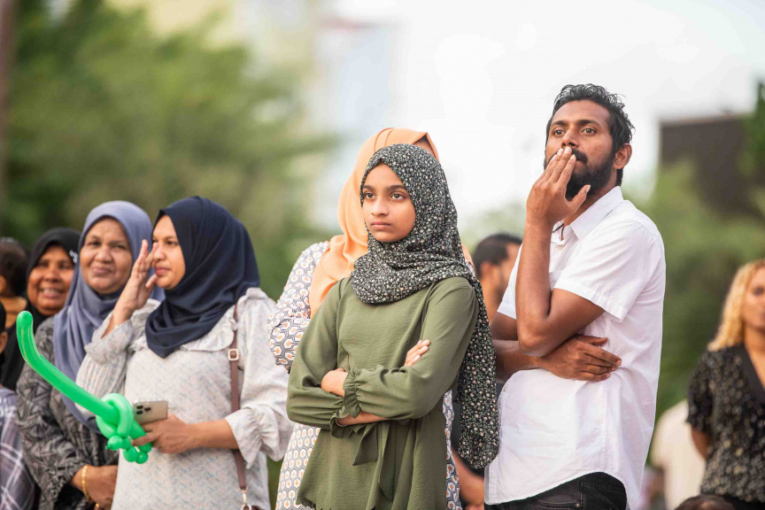އާޓިފިޝަލް ބީޗްގައި ބޭއްވި އޭޑިކޭ ޖެނެރަލް ޓްރޭޑިން އިން ރާއްޖެއަށް އެތެރެކޮށް ވިއްކަމުންދާ "ލިޓިލް ލަޔަން" ބްރޭންޑުގެ ބިސްކޯދުގެ ރަހަ ބަލާލުމުގެ އިވެންޓުގެ ތެރެއިން --- ސަން ފޮޓޯ/ އިބްރާހީމް ޝަމްވީލް