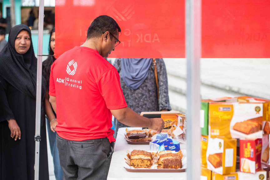 އާޓިފިޝަލް ބީޗްގައި ބޭއްވި އޭޑިކޭ ޖެނެރަލް ޓްރޭޑިން އިން ރާއްޖެއަށް އެތެރެކޮށް ވިއްކަމުންދާ "ލިޓިލް ލަޔަން" ބްރޭންޑުގެ ބިސްކޯދުގެ ރަހަ ބަލާލުމުގެ އިވެންޓުގެ ތެރެއިން --- ސަން ފޮޓޯ/ އިބްރާހީމް ޝަމްވީލް