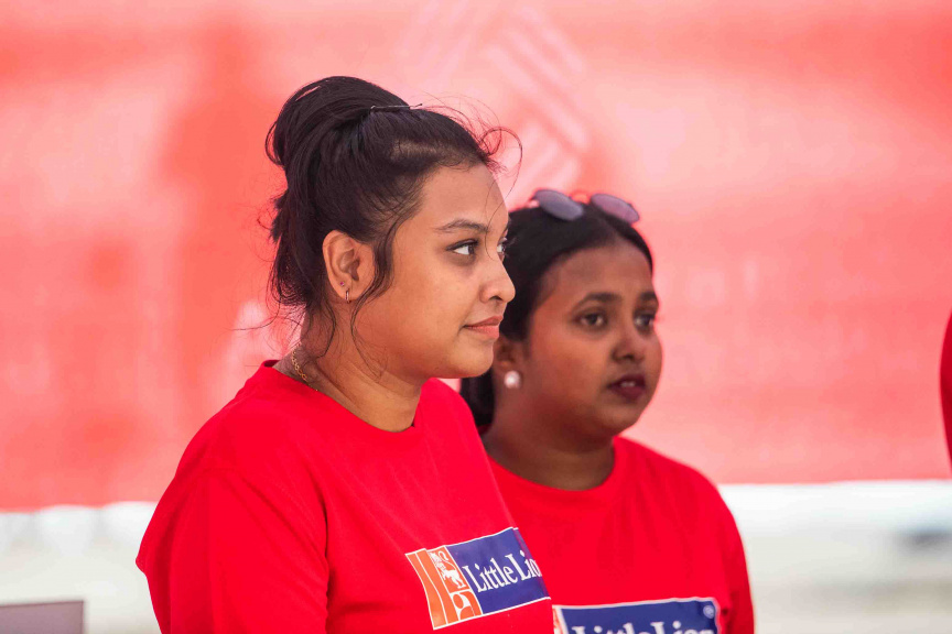 އާޓިފިޝަލް ބީޗްގައި ބޭއްވި އޭޑިކޭ ޖެނެރަލް ޓްރޭޑިން އިން ރާއްޖެއަށް އެތެރެކޮށް ވިއްކަމުންދާ "ލިޓިލް ލަޔަން" ބްރޭންޑުގެ ބިސްކޯދުގެ ރަހަ ބަލާލުމުގެ އިވެންޓުގެ ތެރެއިން --- ސަން ފޮޓޯ/ އިބްރާހީމް ޝަމްވީލް