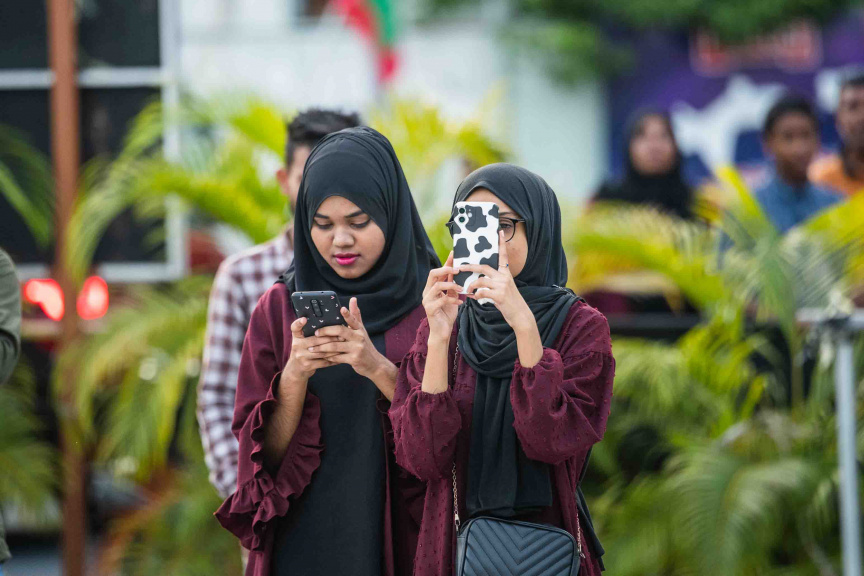 އާޓިފިޝަލް ބީޗްގައި ބޭއްވި އޭޑިކޭ ޖެނެރަލް ޓްރޭޑިން އިން ރާއްޖެއަށް އެތެރެކޮށް ވިއްކަމުންދާ "ލިޓިލް ލަޔަން" ބްރޭންޑުގެ ބިސްކޯދުގެ ރަހަ ބަލާލުމުގެ އިވެންޓުގެ ތެރެއިން --- ސަން ފޮޓޯ/ އިބްރާހީމް ޝަމްވީލް
