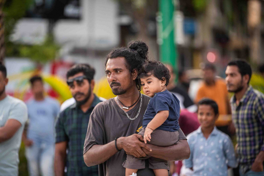 އާޓިފިޝަލް ބީޗްގައި ބޭއްވި އޭޑިކޭ ޖެނެރަލް ޓްރޭޑިން އިން ރާއްޖެއަށް އެތެރެކޮށް ވިއްކަމުންދާ "ލިޓިލް ލަޔަން" ބްރޭންޑުގެ ބިސްކޯދުގެ ރަހަ ބަލާލުމުގެ އިވެންޓުގެ ތެރެއިން --- ސަން ފޮޓޯ/ އިބްރާހީމް ޝަމްވީލް