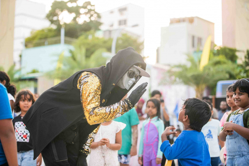 އާޓިފިޝަލް ބީޗްގައި ބޭއްވި އޭޑިކޭ ޖެނެރަލް ޓްރޭޑިން އިން ރާއްޖެއަށް އެތެރެކޮށް ވިއްކަމުންދާ "ލިޓިލް ލަޔަން" ބްރޭންޑުގެ ބިސްކޯދުގެ ރަހަ ބަލާލުމުގެ އިވެންޓުގެ ތެރެއިން --- ސަން ފޮޓޯ/ އިބްރާހީމް ޝަމްވީލް
