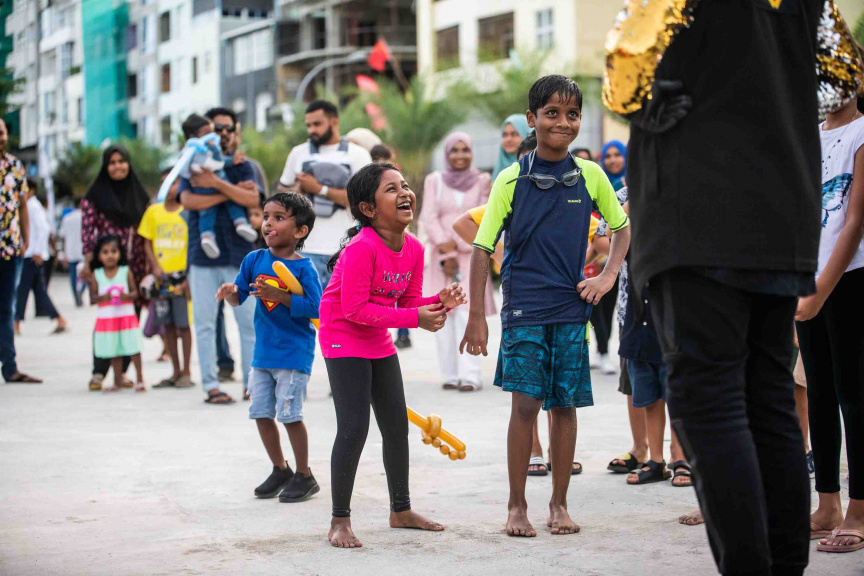 އާޓިފިޝަލް ބީޗްގައި ބޭއްވި އޭޑިކޭ ޖެނެރަލް ޓްރޭޑިން އިން ރާއްޖެއަށް އެތެރެކޮށް ވިއްކަމުންދާ "ލިޓިލް ލަޔަން" ބްރޭންޑުގެ ބިސްކޯދުގެ ރަހަ ބަލާލުމުގެ އިވެންޓުގެ ތެރެއިން --- ސަން ފޮޓޯ/ އިބްރާހީމް ޝަމްވީލް
