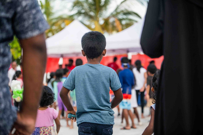 އާޓިފިޝަލް ބީޗްގައި ބޭއްވި އޭޑިކޭ ޖެނެރަލް ޓްރޭޑިން އިން ރާއްޖެއަށް އެތެރެކޮށް ވިއްކަމުންދާ "ލިޓިލް ލަޔަން" ބްރޭންޑުގެ ބިސްކޯދުގެ ރަހަ ބަލާލުމުގެ އިވެންޓުގެ ތެރެއިން --- ސަން ފޮޓޯ/ އިބްރާހީމް ޝަމްވީލް