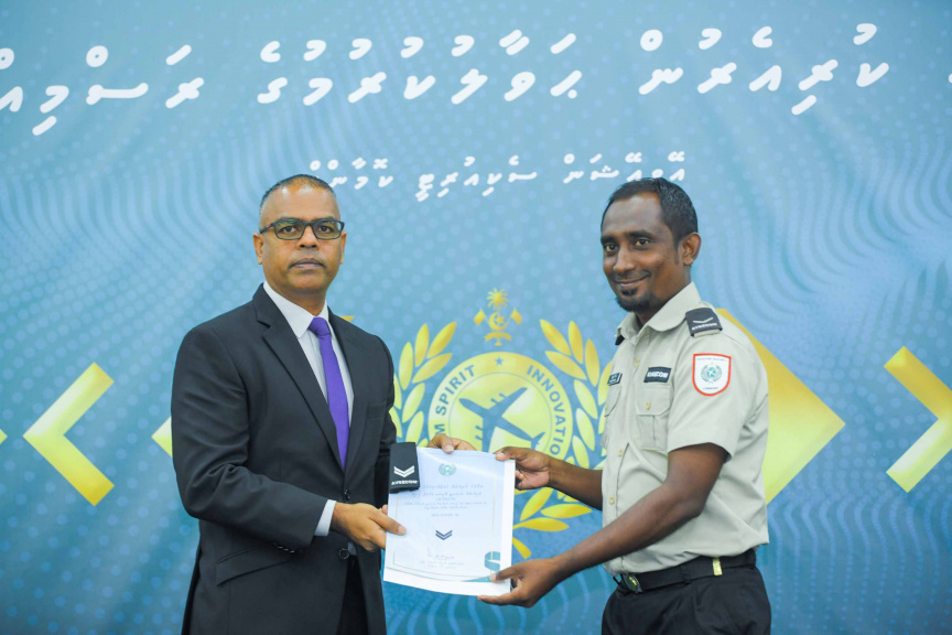 އޭވިއޭޝަން ސެކިއުރިޓީ ކޮމާންޑްގެ މުވައްޒަފުންނަށް މަގާމުގެ ކުރިއެރުން ދިނުމަށް ބޭއްވި ރަސްމިއްޔާތުގެ ތެރެއިން --- ސަން ފޮޓޯ/ އިބްރާހީމް ޝަމްވީލް