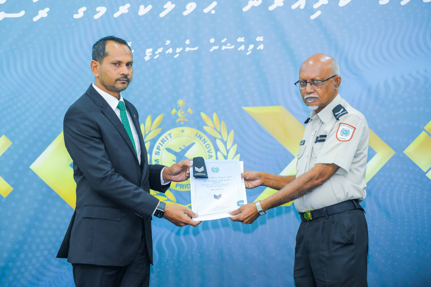 އޭވިއޭޝަން ސެކިއުރިޓީ ކޮމާންޑްގެ މުވައްޒަފުންނަށް މަގާމުގެ ކުރިއެރުން ދިނުމަށް ބޭއްވި ރަސްމިއްޔާތުގެ ތެރެއިން --- ސަން ފޮޓޯ/ އިބްރާހީމް ޝަމްވީލް