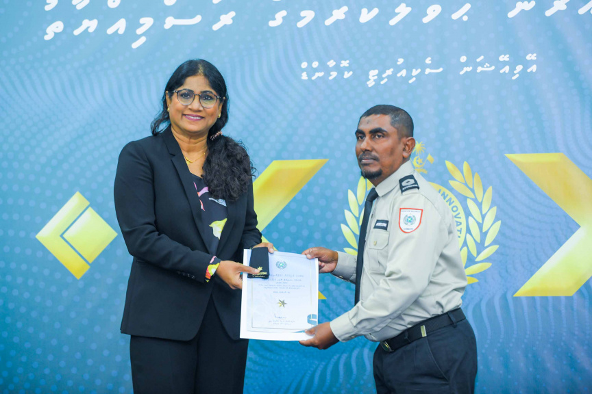 އޭވިއޭޝަން ސެކިއުރިޓީ ކޮމާންޑްގެ މުވައްޒަފުންނަށް މަގާމުގެ ކުރިއެރުން ދިނުމަށް ބޭއްވި ރަސްމިއްޔާތުގެ ތެރެއިން --- ސަން ފޮޓޯ/ އިބްރާހީމް ޝަމްވީލް