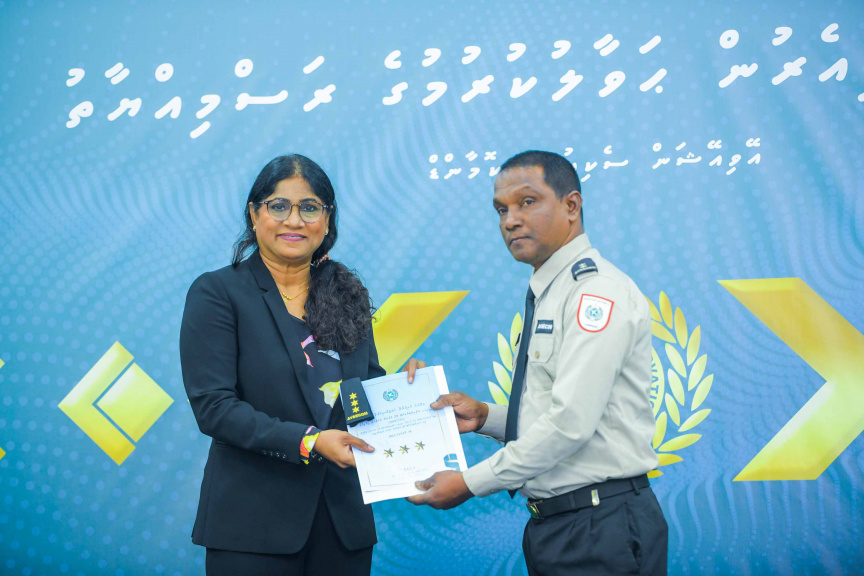 އޭވިއޭޝަން ސެކިއުރިޓީ ކޮމާންޑްގެ މުވައްޒަފުންނަށް މަގާމުގެ ކުރިއެރުން ދިނުމަށް ބޭއްވި ރަސްމިއްޔާތުގެ ތެރެއިން --- ސަން ފޮޓޯ/ އިބްރާހީމް ޝަމްވީލް