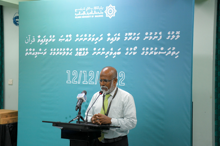 އައިޔޫއެމް އިން ލޮލުގެ ފެނުމުން މަޙްރޫމު ވެފައިވާ މީހުންނަށް ލެޕްޓޮޕް ހަދިޔާ ކުރުމުގެ ތެރެއިން --- ސަން ފޮޓޯ/ މުހައްމަދު ޝާތިއު އަބްދުﷲ