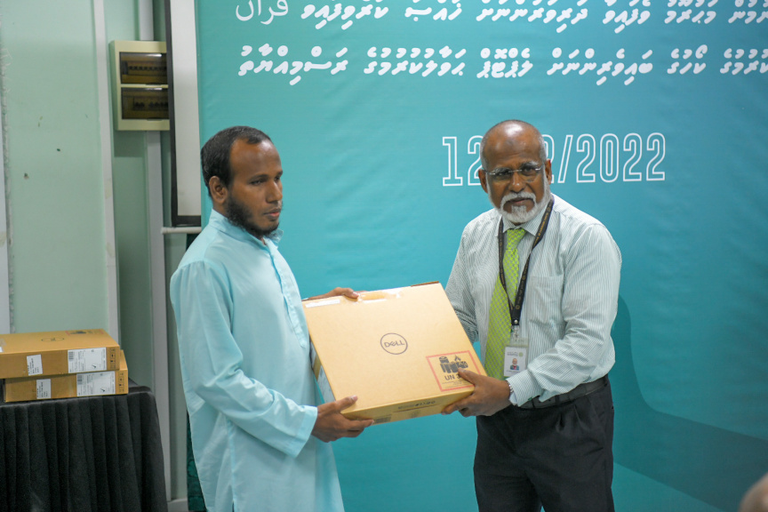 އައިޔޫއެމް އިން ލޮލުގެ ފެނުމުން މަޙްރޫމު ވެފައިވާ މީހުންނަށް ލެޕްޓޮޕް ހަދިޔާ ކުރުމުގެ ތެރެއިން --- ސަން ފޮޓޯ/ މުހައްމަދު ޝާތިއު އަބްދުﷲ