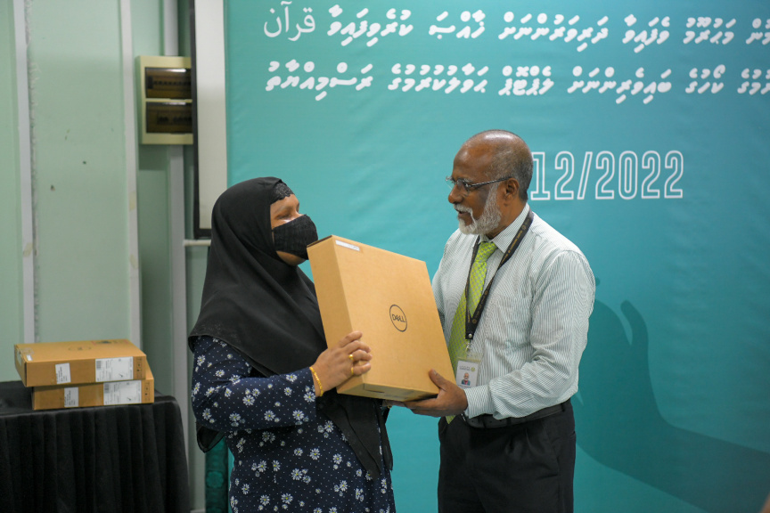 އައިޔޫއެމް އިން ލޮލުގެ ފެނުމުން މަޙްރޫމު ވެފައިވާ މީހުންނަށް ލެޕްޓޮޕް ހަދިޔާ ކުރުމުގެ ތެރެއިން --- ސަން ފޮޓޯ/ މުހައްމަދު ޝާތިއު އަބްދުﷲ