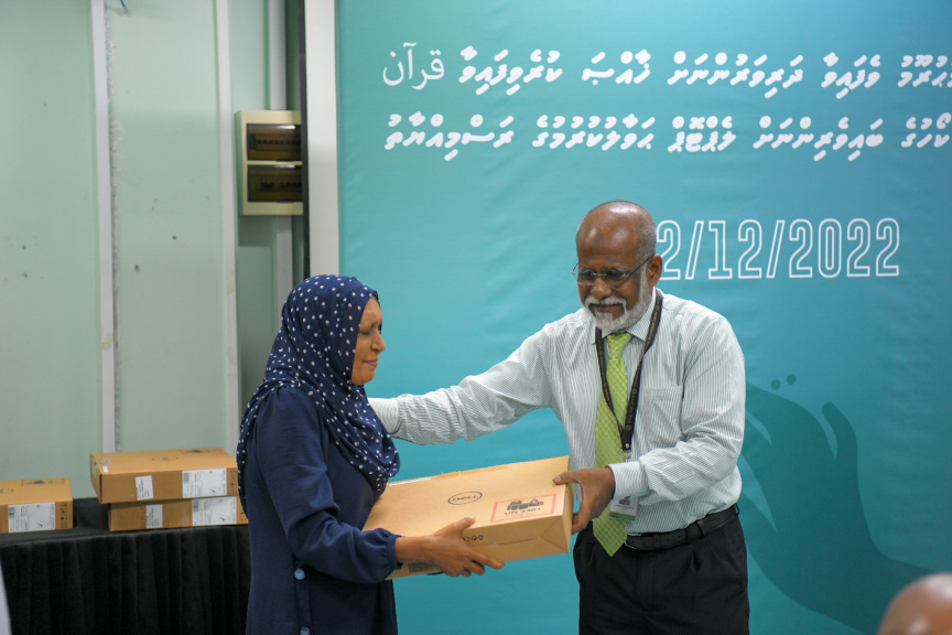 އައިޔޫއެމް އިން ލޮލުގެ ފެނުމުން މަޙްރޫމު ވެފައިވާ މީހުންނަށް ލެޕްޓޮޕް ހަދިޔާ ކުރުމުގެ ތެރެއިން --- ސަން ފޮޓޯ/ މުހައްމަދު ޝާތިއު އަބްދުﷲ