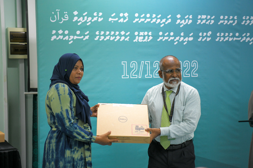 އައިޔޫއެމް އިން ލޮލުގެ ފެނުމުން މަޙްރޫމު ވެފައިވާ މީހުންނަށް ލެޕްޓޮޕް ހަދިޔާ ކުރުމުގެ ތެރެއިން --- ސަން ފޮޓޯ/ މުހައްމަދު ޝާތިއު އަބްދުﷲ